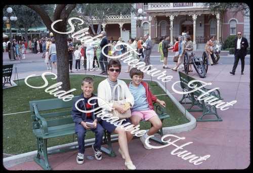 Disneyland main street woman - disneyland,